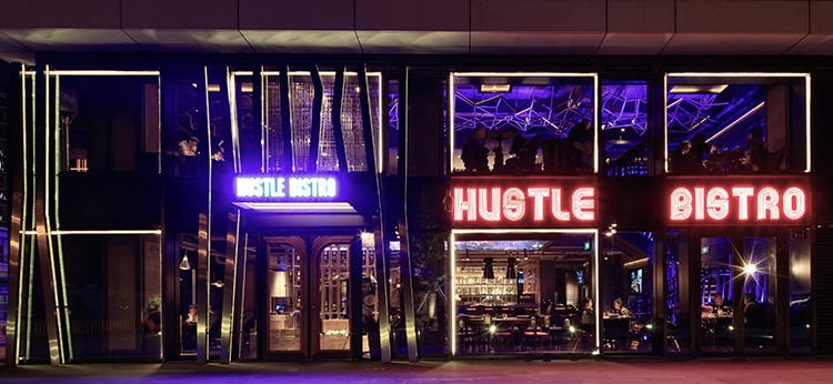 夜晚降临后，Hustle Bistro 成为城市夜行者的聚集地。设计师通过灯光的巧妙变化，实现不同时段的氛围需求。