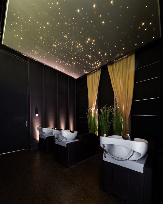 天花板采用星光式的灯光设计，深邃的星空令人心驰神往，让顾客在洗发时，享受心灵暂时的宁静与遐想。
