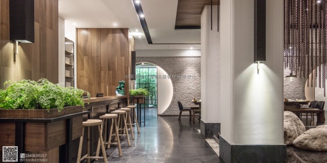 2、餐厅店面动线
餐馆内的行走路线不是随意规划的，餐桌也不是随意摆放的。如能使用动线催旺吉星，天然大利财气。楼梯，人来人往，能引发凶气。因此起方位规划也不应小觑。
