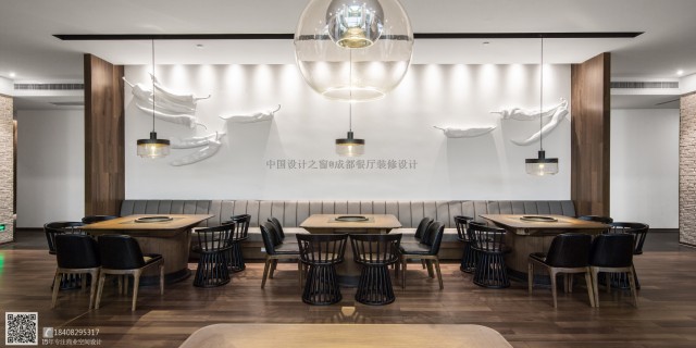 4、餐厅店面卫生间
卫生间不能摆在财位，应摆在衰煞飞星飞临的宫位。如果收银台和洗手间摆在一个宫位，不用说，至少有一个摆错了方位。

5、餐厅店面餐桌的方位
提升餐厅的风水效果最好的是调整餐桌到一个适宜的方位。餐桌宜摆放在光线明亮的当地，一起应该尽量袁丽瓦斯炉。