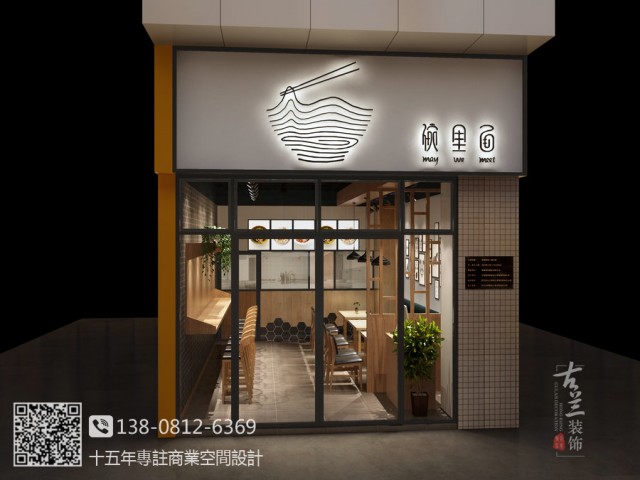 本案位于西锦国际一楼，主要消费群体为附近写字楼上班人员和周边小区居民。周边有大量的小餐饮相互进行竞争，如何在该地段长久生存且客户的施工预算只有2-3万，这成了我们本次设计的难点。前期我们对周边项目进行了详细的考察，结合客户主要经营的产品我们风格定位为简约禅意中式，色调为黑白灰+原木色。本案空间虽然较小，但是还是有两种就餐的方式，针对不同人群数量的消费，增加客户的体验感，舒适感，品牌感。同时还具有非常强的可复制性。