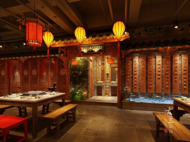 室内的桌椅摆设也多采用对称的陈列方式，如餐桌、吧台、灯饰、各种挂像 等，成都火锅店设计公司通过均匀的手法来表现出沉稳的装饰效果。木制家雎还有原木木纹板起了相互映衬的作用，利用明亮的灯光让空间实现跳跃，整体环境和谐舒适。