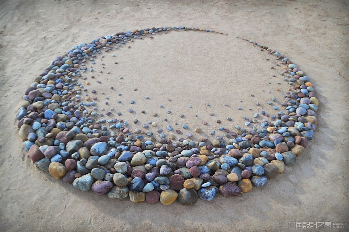 艺术家在英国海岸创作的石头艺术,让游客们大吃一惊