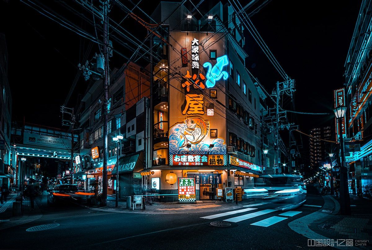 摄影师用电影风格来构建场景,捕捉日本夜晚的城市景观