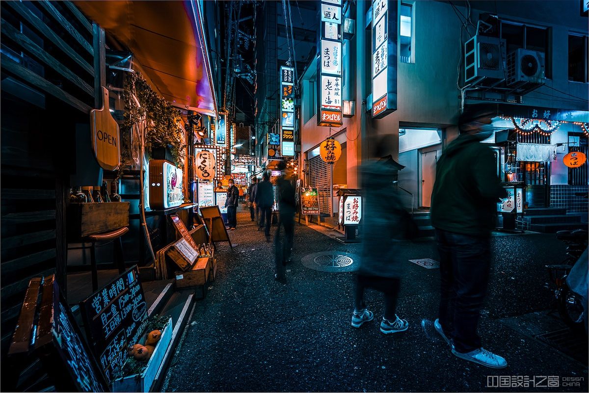 摄影师用电影风格来构建场景,捕捉日本夜晚的城市景观