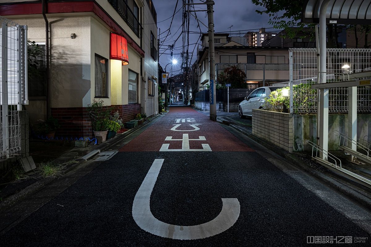 摄影师远离闹市去捕捉东京夜晚诡异般的宁静