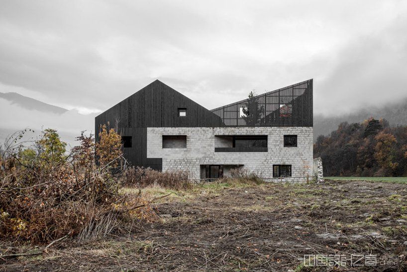 bergmeisterwolf architekten tops house with roof resembling the