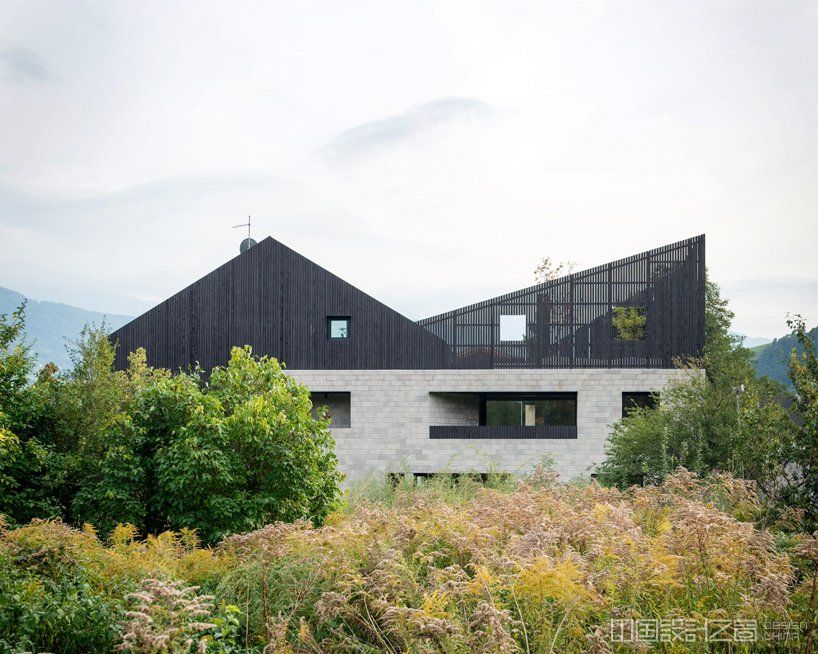 bergmeisterwolf architekten tops house with roof resembling the