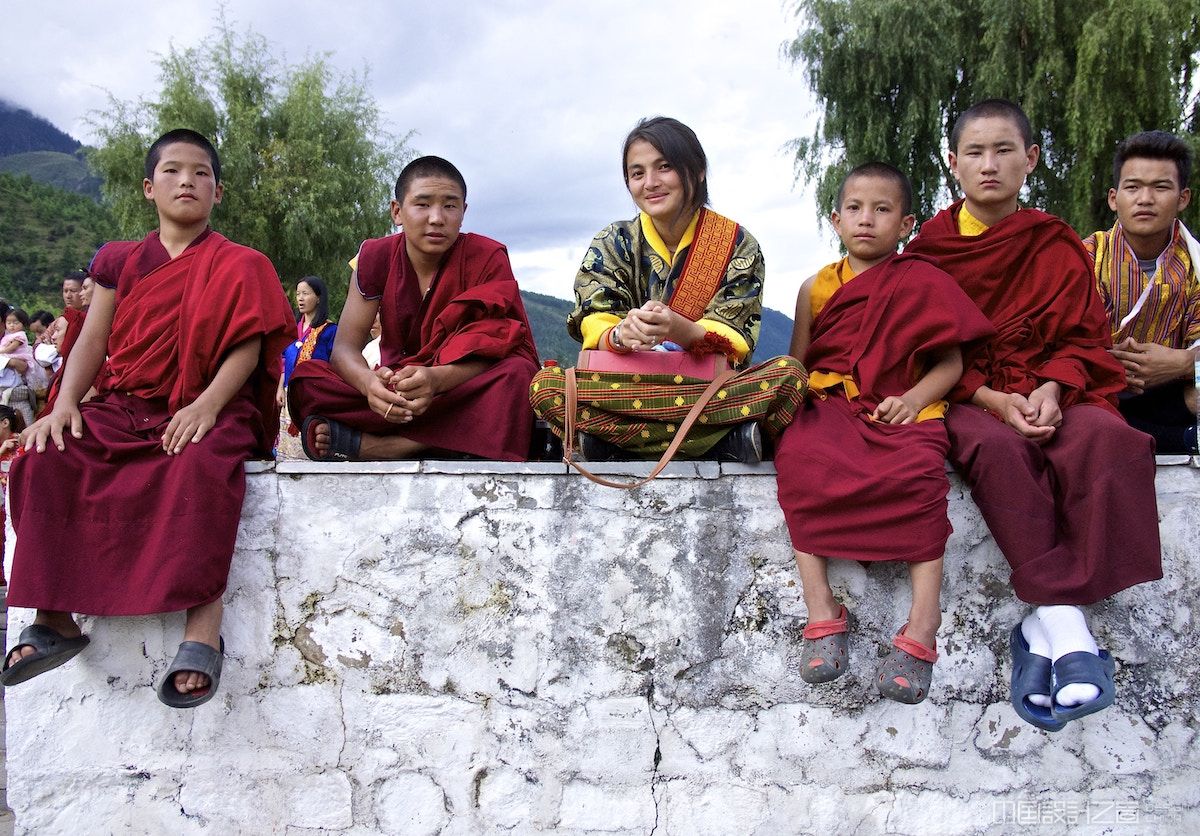 此外,不丹人相信,他们仅仅通过参加和见证采珠人的神圣面具舞蹈来积累