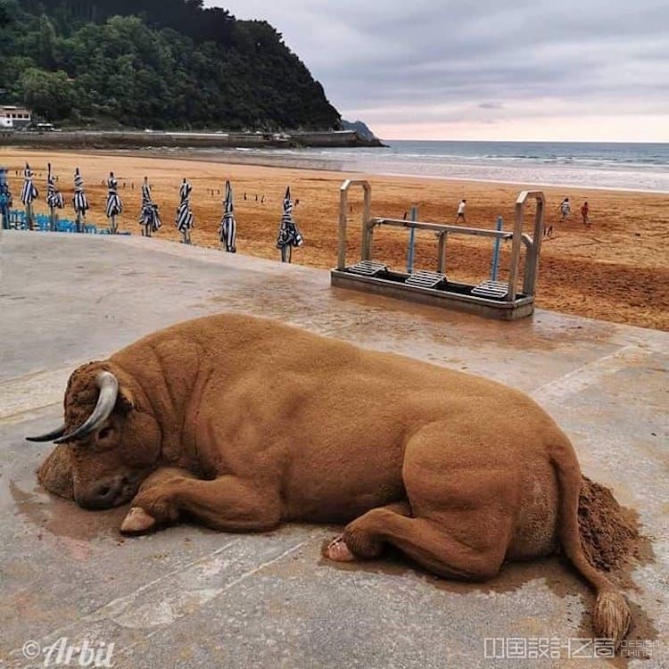 海滩惊现大型猛兽走近才知道只是沙雕艺术品