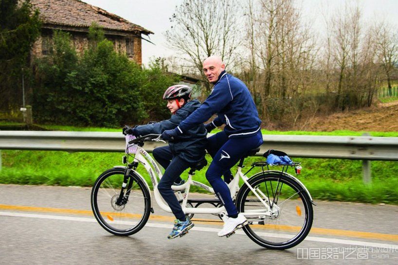 一种新型的双人自行车自闭症的孩子也可以骑行