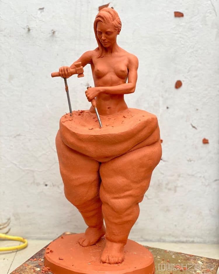 令人惊叹的具象雕塑展示人们塑造自我完美形象的过程