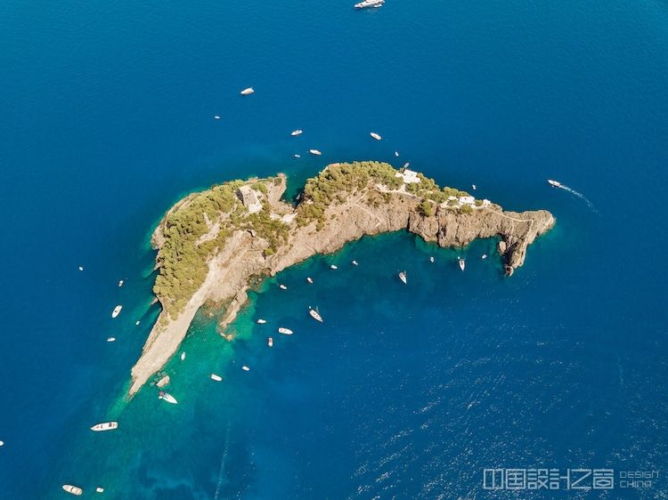 意大利阿马尔菲海岸外的这座岛屿形状像一只海豚